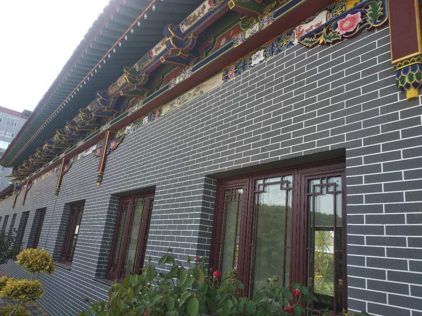 吕梁柳林东收费站定制木纹中式门窗